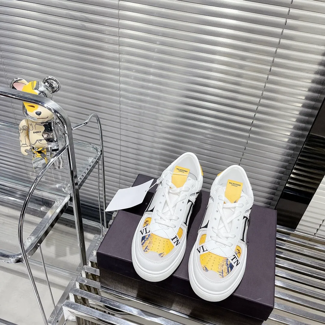 👟👟Ex-factory price 600👟👟 Valentino ONE STUD calfskin lace-up sneakers. Soft suede low-top sneakers, classic and versatile, couple's sneakers, special goods, worth buying! A pair of simple shoes with unique details will save you from the difficulty of dressing. OneStud sneakers, with quilted plaid and oversized rivets, create an eye-catching punk style and get rid of the heavy feeling of this season's clothing. Upraise calfskin derby shoes, with exquisite leather construction and simple silhouette, and smooth lines set the tone of coolness, are a versatile item in the wardrobe. There are more Valentino boutique shoes waiting for you to unlock! It’s time to get the shoes you’ve been coveting for a long time! Officially on sale 7,+++ - Seven straps, decorated with metallic rubber effect. Decoration on the back and tongue. Size 35-44.